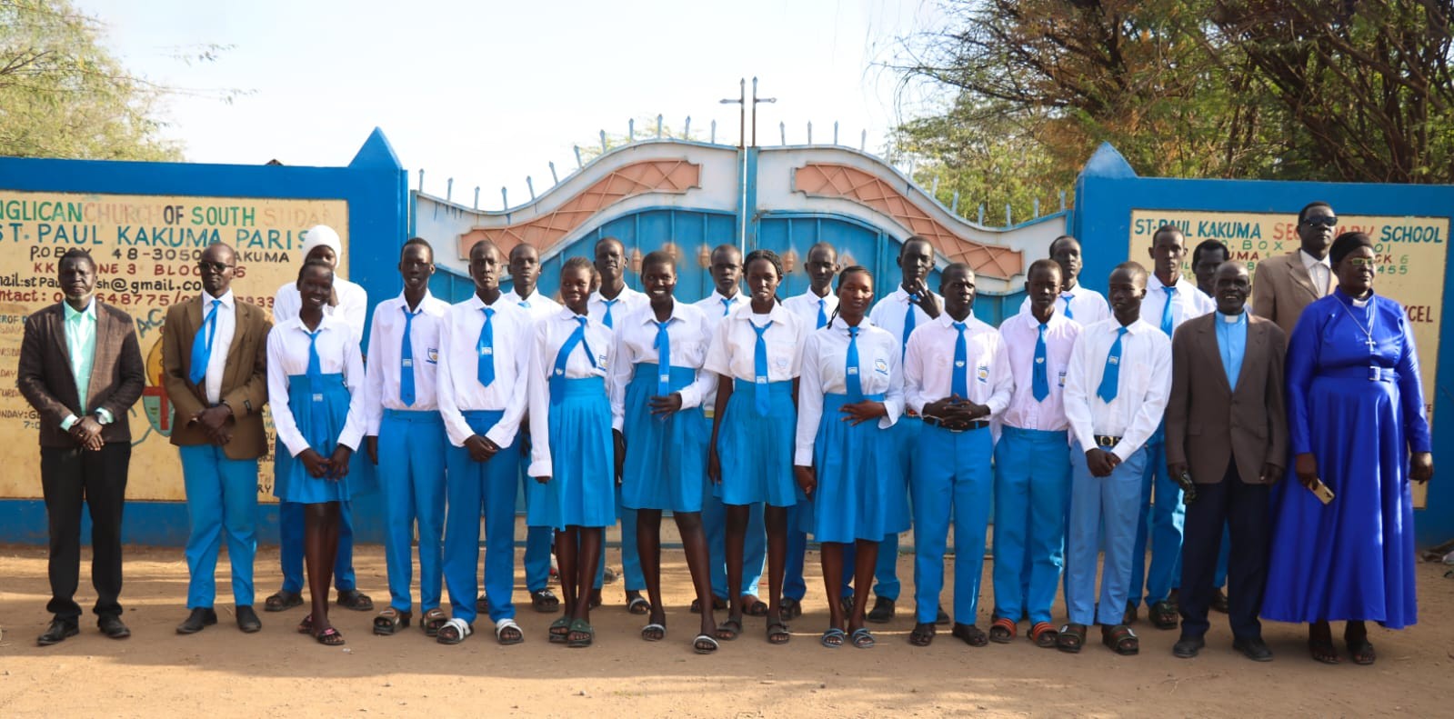 Students, staff and school leadership gathered at the school entrance.